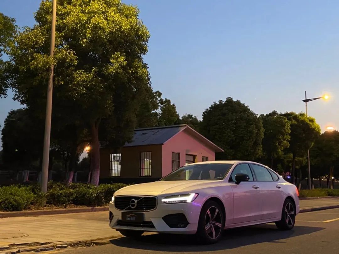 沃尔沃s90智逸豪华2022款使用说明,沃尔沃s90t8混动版2022款缺陷