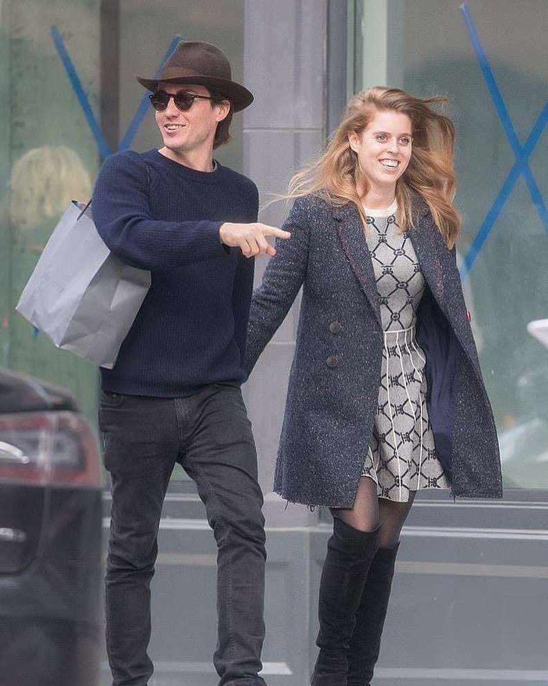 碧翠丝公主外出购物衣品见长,黑西装很有型,借百褶裙巧妙遮孕肚