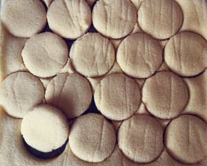 这届年轻人太拼了！想吃块蛋糕得请人代排队，明明会打鸡蛋就能做