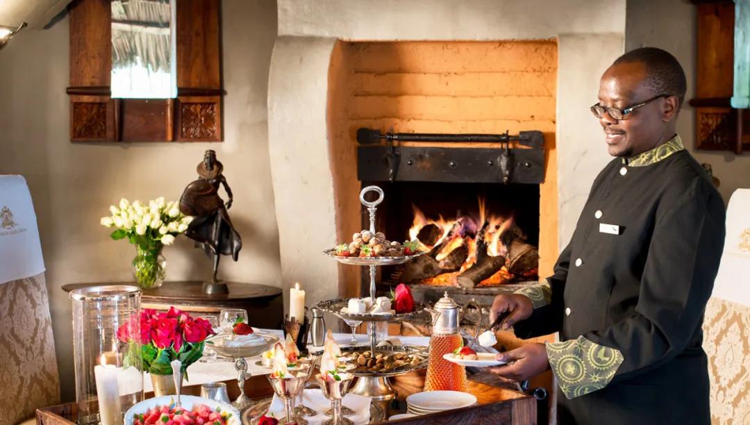 世间稀有的白色长颈鹿母子，在非洲被残忍猎杀，发现时只剩骨骼