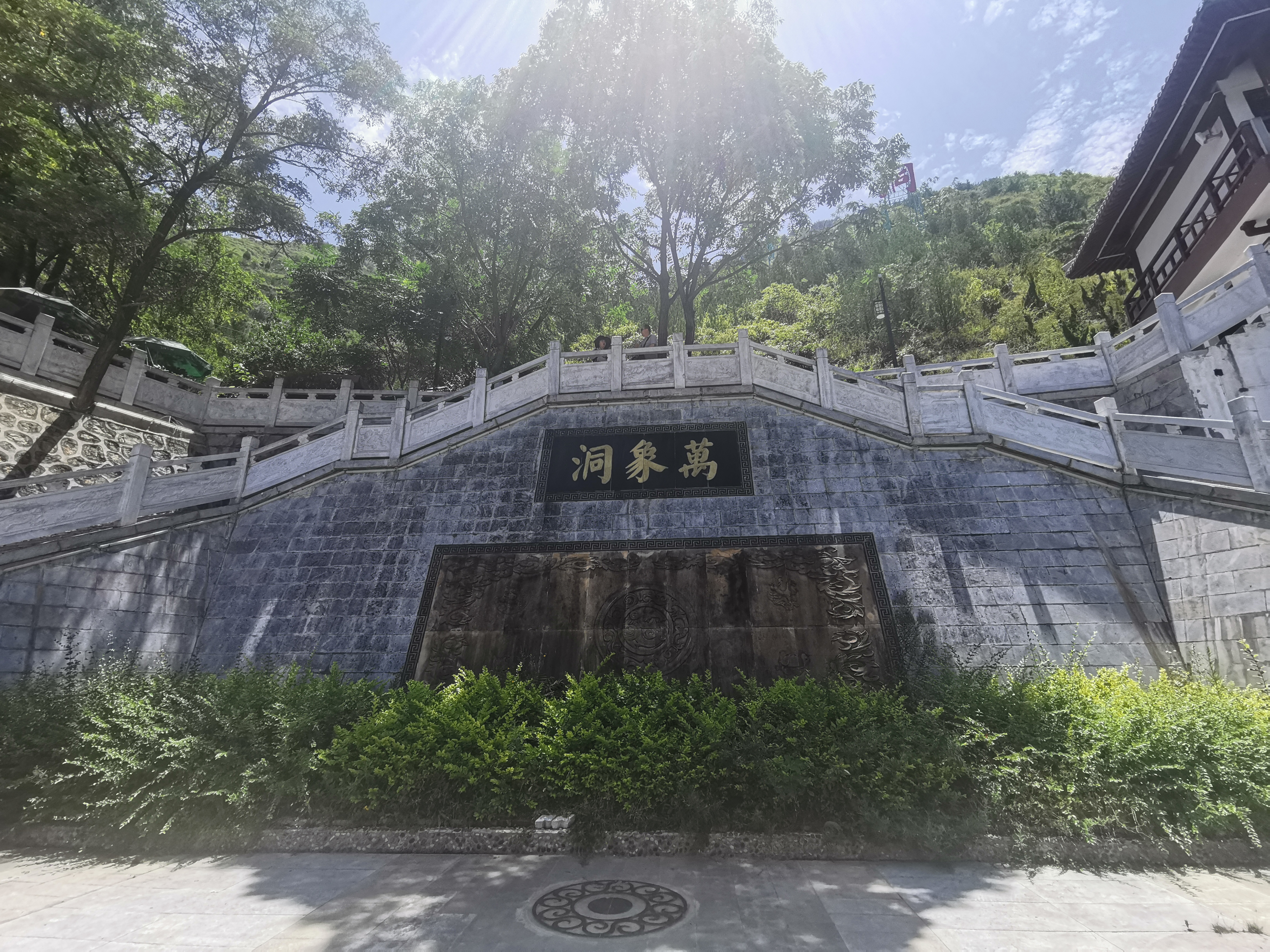 这个山洞可以装下万头大象？别瞎想，此“象”非彼“象”