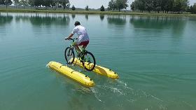 能让自行车下水“游泳”的神奇背包，解锁乘风破浪新玩法，太溜了