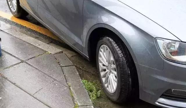 后轮掉下路肩蹭坏保险杠,车前保险杠下面蹭到路肩石