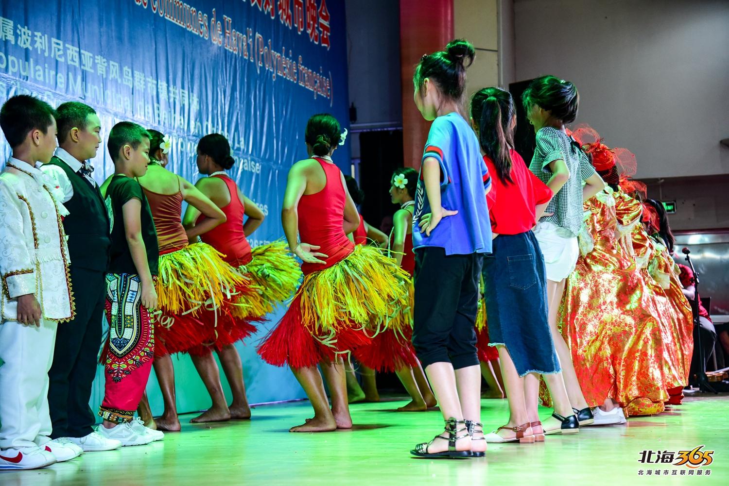 我在北海图书馆拍了一场特别的晚会，观众情不自禁跟着节奏动起来