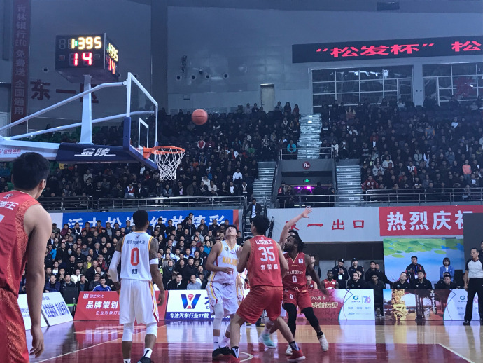 山东男篮三大内线发威,山东男篮主场输了几场