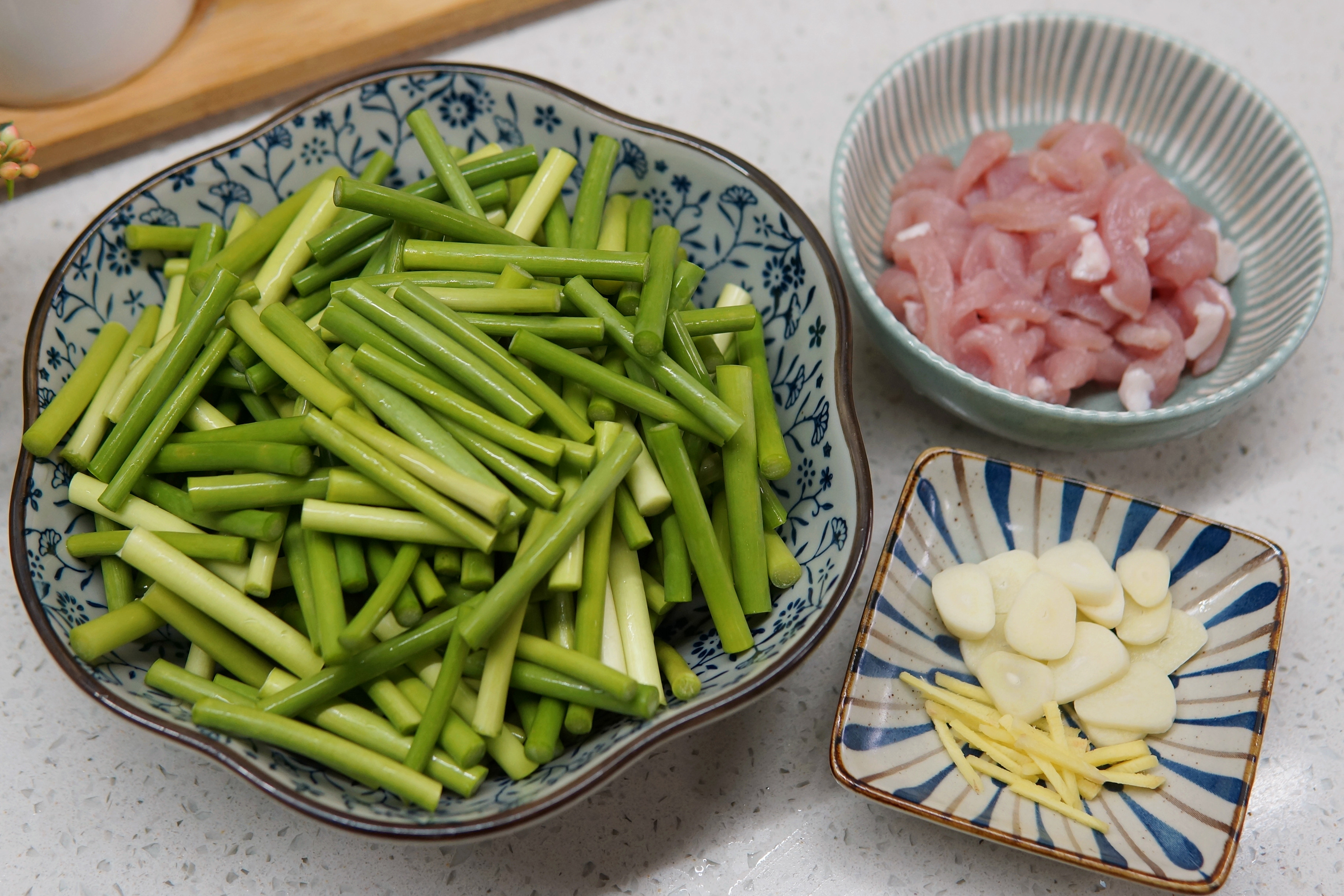 怎样炒出来的蒜苔不辣,怎么样炒可以让蒜苔变绿