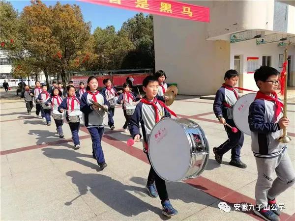 鼓号队升旗仪式出旗,升国旗鼓号队表演小学生