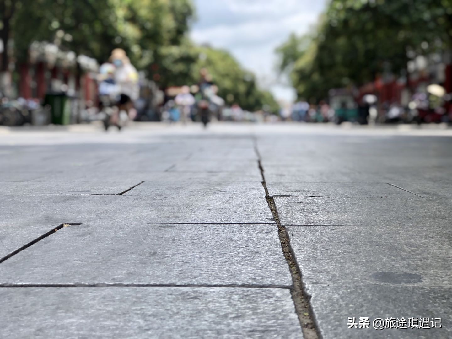 开封真正的千年老街,随着商业化入侵,老书店能否战胜铁板鱿鱼?