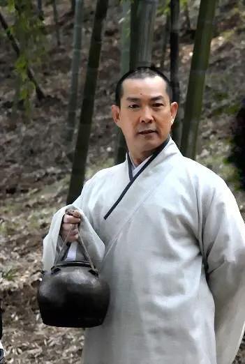 影视巨星洪金宝现身北京,戴大金镶钻链抽雪茄,和朋友相谈甚欢。