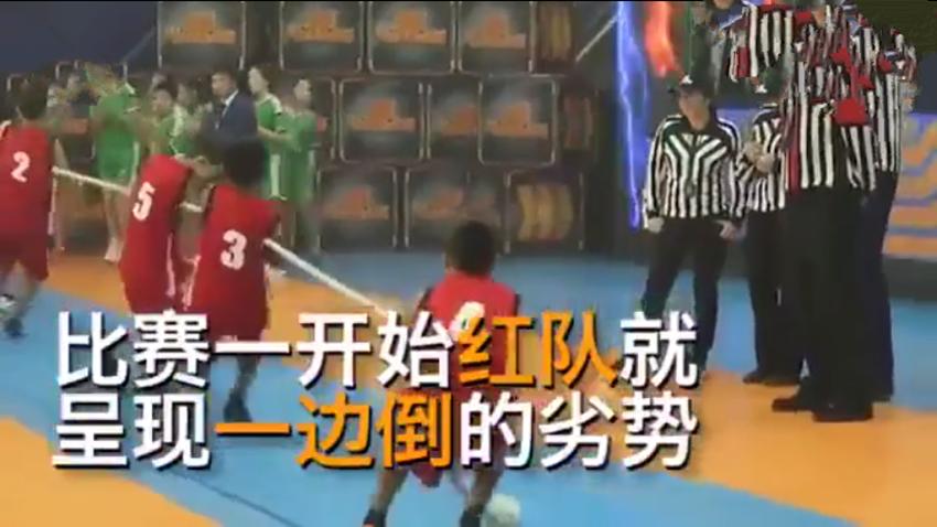 小学拔河比赛，一步之遥决不放弃，结果出现逆转，网友：必成大器
