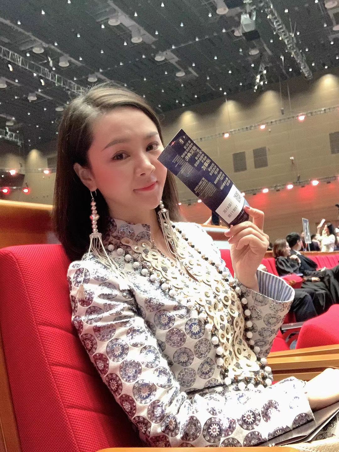 粉丝送豪宅、出画册、堵国道:曾经比丁真还火的“天仙妹妹”,15年后回看网红路,感觉读书才是最重要的