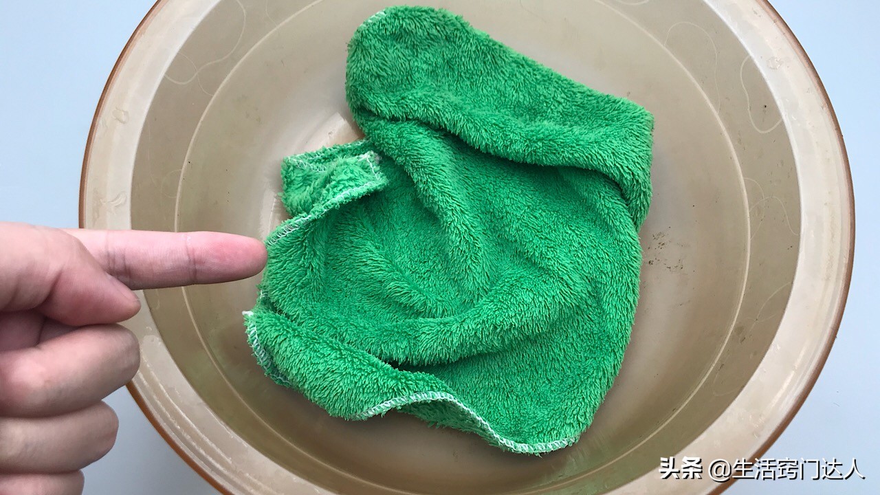 不管毛巾有多脏放进微波炉3分钟,毛巾脏了别拿肥皂洗教你简单方法
