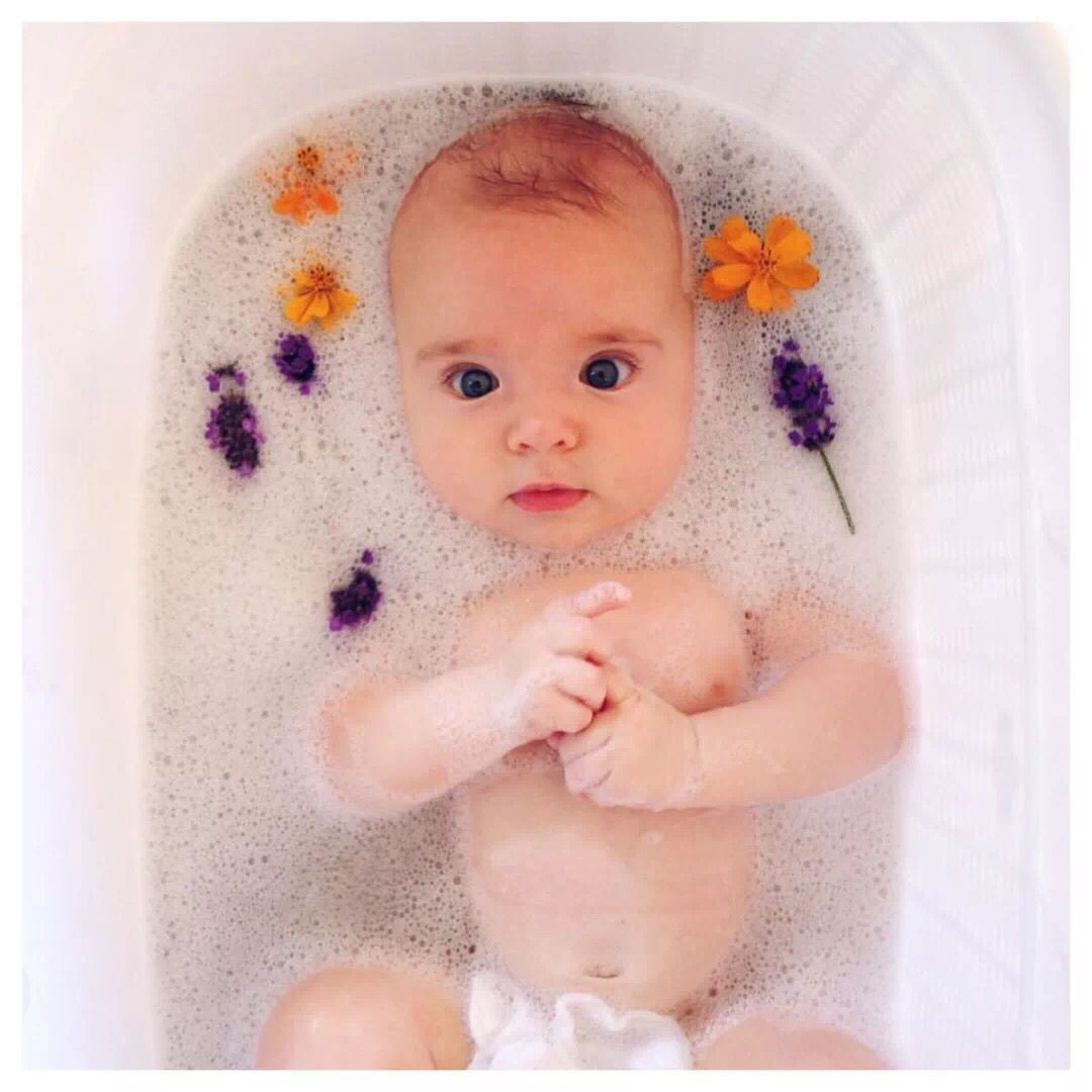 宝宝突然一洗澡就哭是怎么回事,宝宝洗澡哭得可伤心了