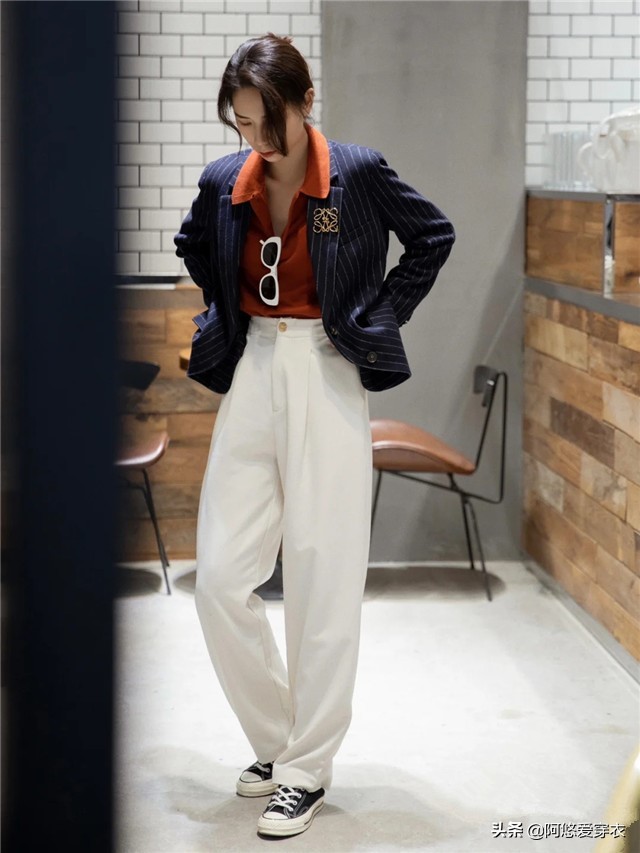 短款小西装里面穿啥内搭比较好看,流行外套小西装怎么搭配好看