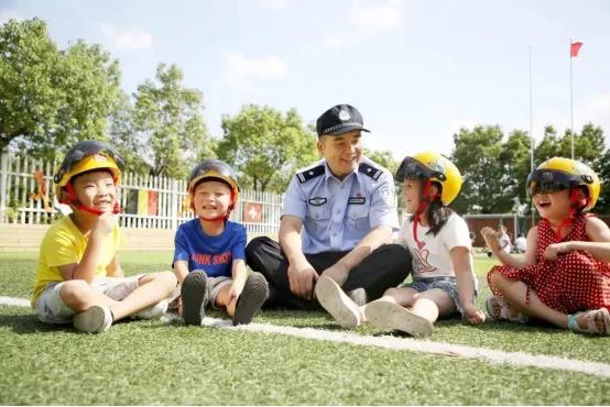 那个背我的警官说：“你可以像信任儿子一样完全信任我！”