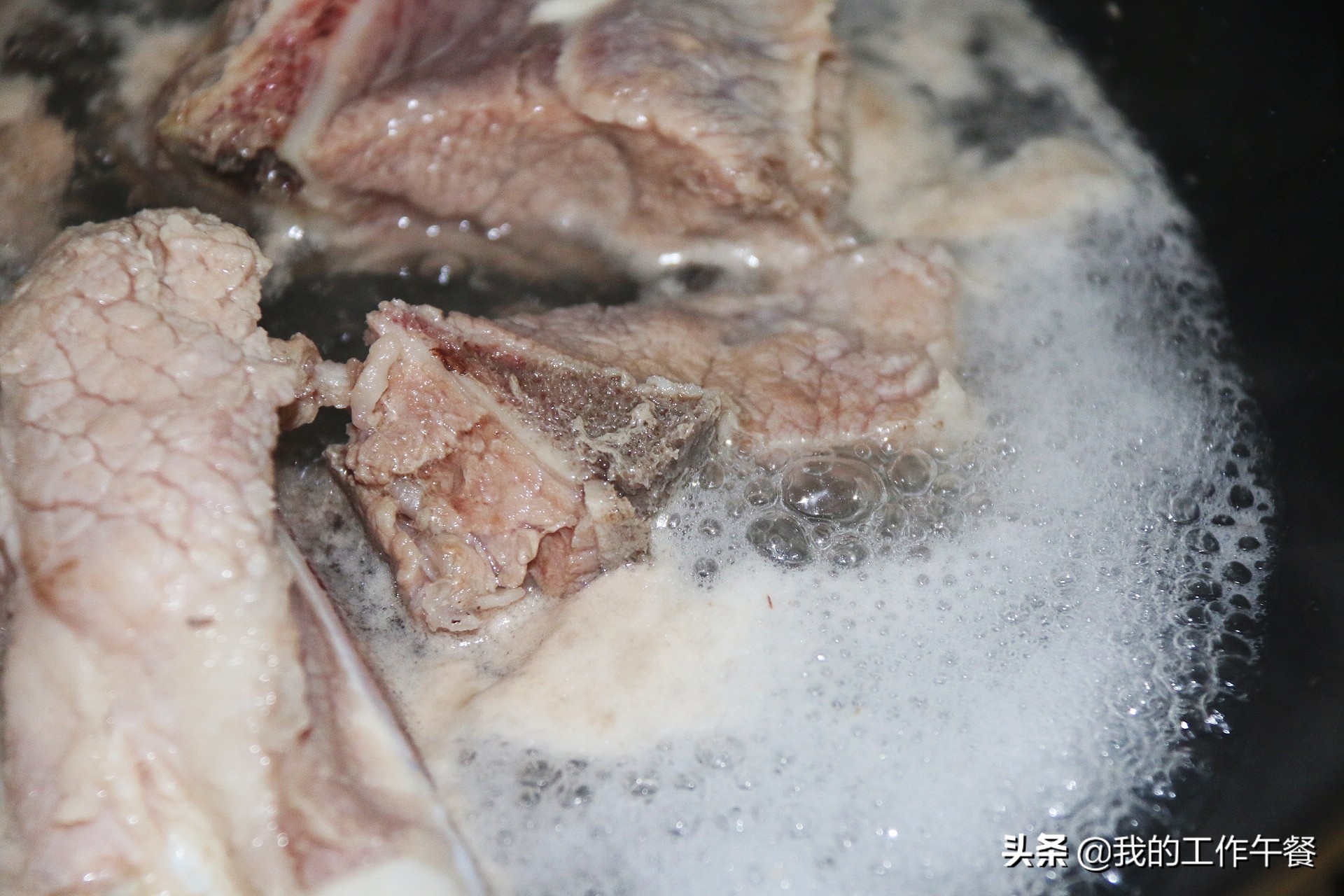 铁锅炖莲藕汤发黑有毒吗可以吃吗,炖莲藕汤发黑是什么原因