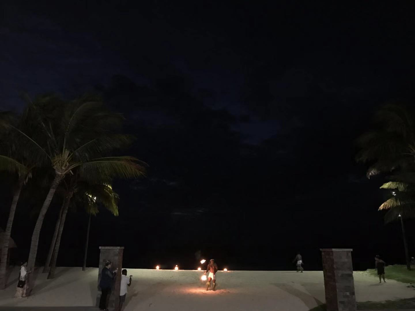 简单生活，在这个蓝天白云晴空万里的浪漫岛国，浪费时间才是正事