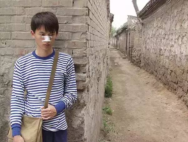 地位与张艺谋不相上下,他第一次做导演,扯掉了理想主义的遮羞布