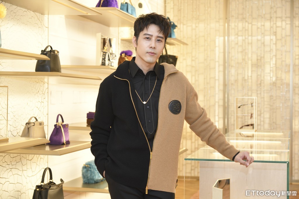 瑞莎套卡尔FENDI毕业作逛街买包撇老公霸气喊:我自己来