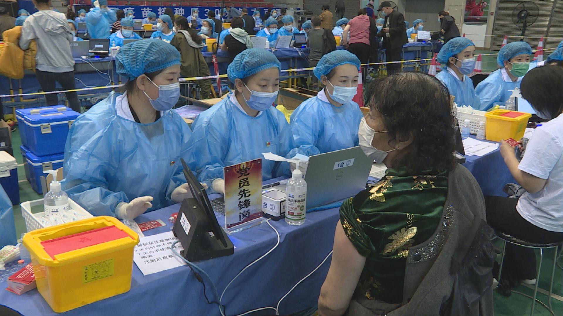 让*党**旗在疫苗接种方舱高高飘扬——沈阳市*家屯苏**区中医医院深入方舱全力推进新冠疫苗接种工作