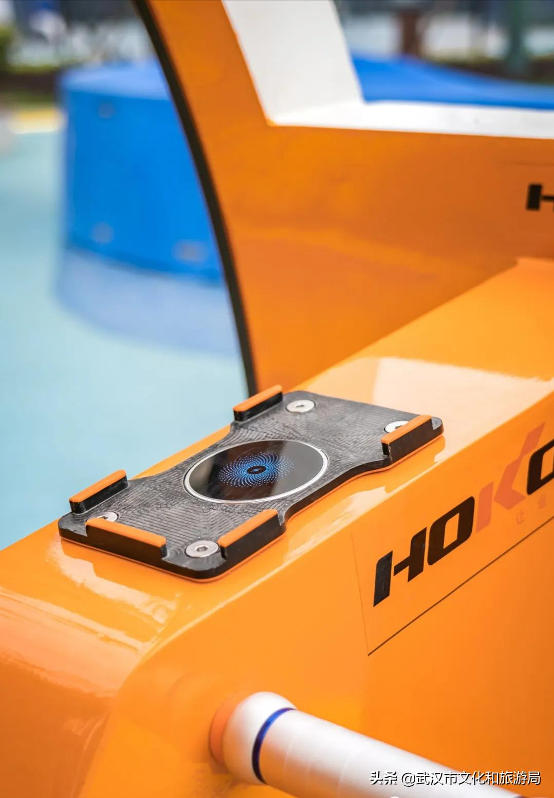 骑车给手机充电,武汉街头给手机充电路灯