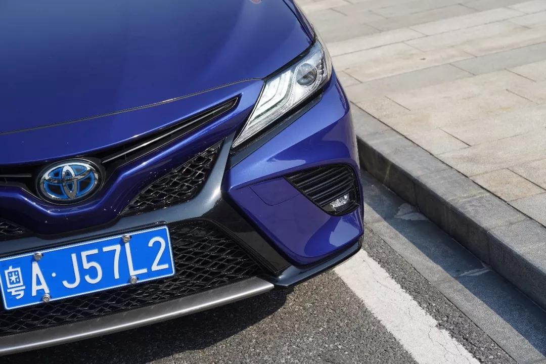 试驾凯美瑞双擎油耗,丰田凯美瑞混动豪华版试驾视频