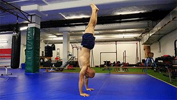 教你一招怎样练倒立,手把手教你学倒立