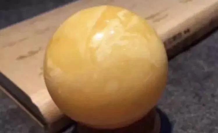 琥珀蜜蜡鸡油黄有什么区别,蜜蜡最后都会变成鸡油黄吗