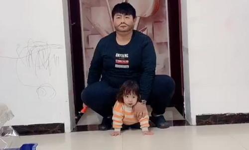 宝爸把女儿当坐骑，上演小马拉大车，女儿超配合，宝妈哭笑不得