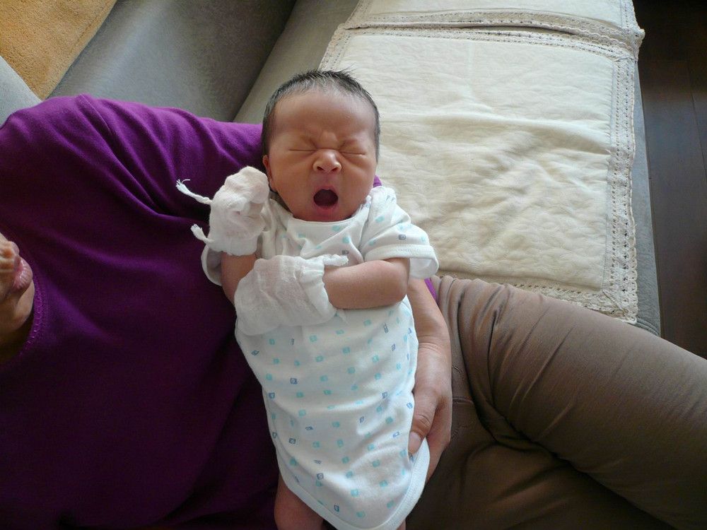 竖抱宝宝如何托起头,竖抱宝宝往怀里拱