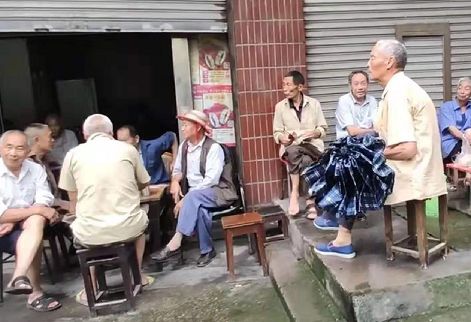 北碚有个老街，曾经是重要的交通码头要道，而今更有江东明珠之喻