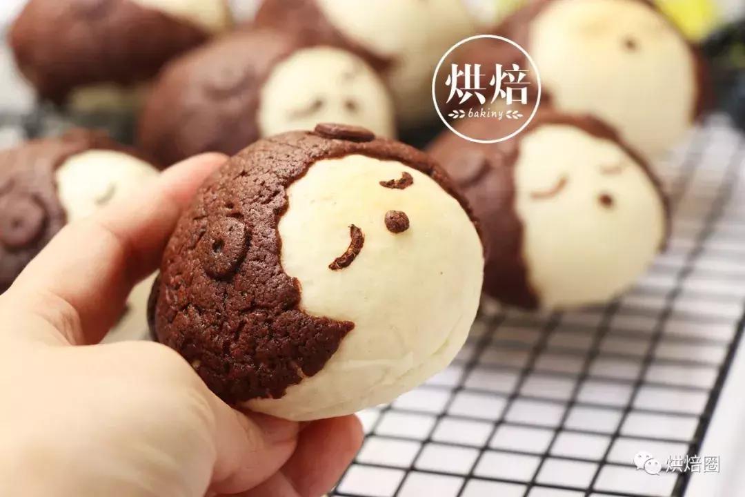 像这样把饼干皮覆在面包上就能烤出一大波孩子都爱的刺猬面包~