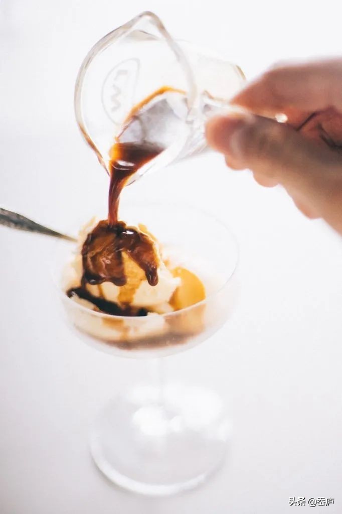 星巴克魔幻美人鱼、MUJI色卡饮料、复刻名画的甜品，让你一秒入夏