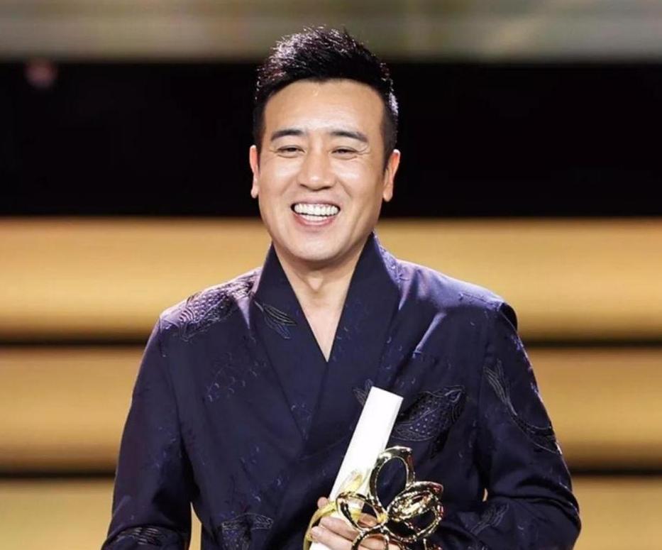 从小吃姐姐奶长大，46岁拿影帝火成老戏骨，被李雪健评价骨子里坏