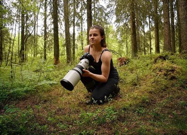 葬礼当天，她成为了四个孩子的“后妈”，网友：这是童话故事吧