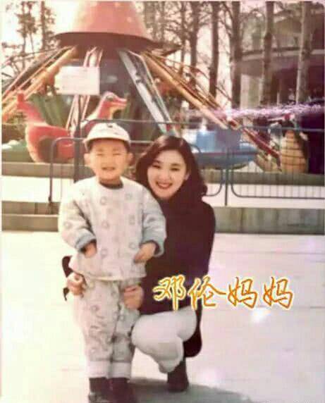 邓伦脸型有多完美，初中照片见分晓，一看就是遗传邓妈妈颜值