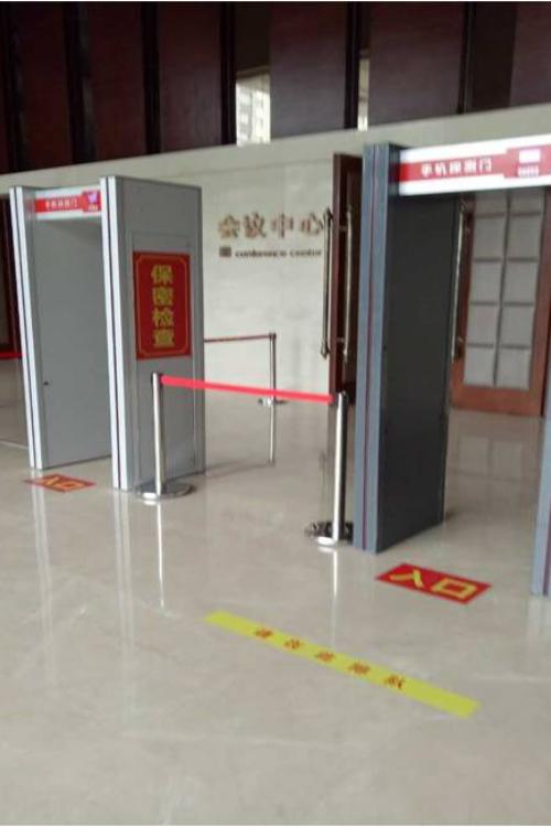 老师用金属探测仪探测学生手机,手机探测门能测出金属吗