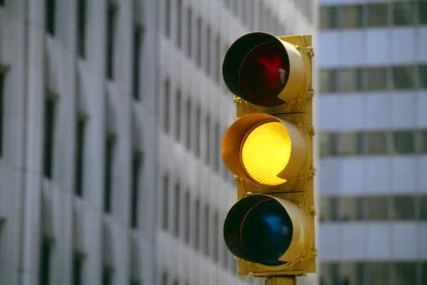 闯黄灯有没有事仔细来看看,一个视频告诉你闯黄灯的后果
