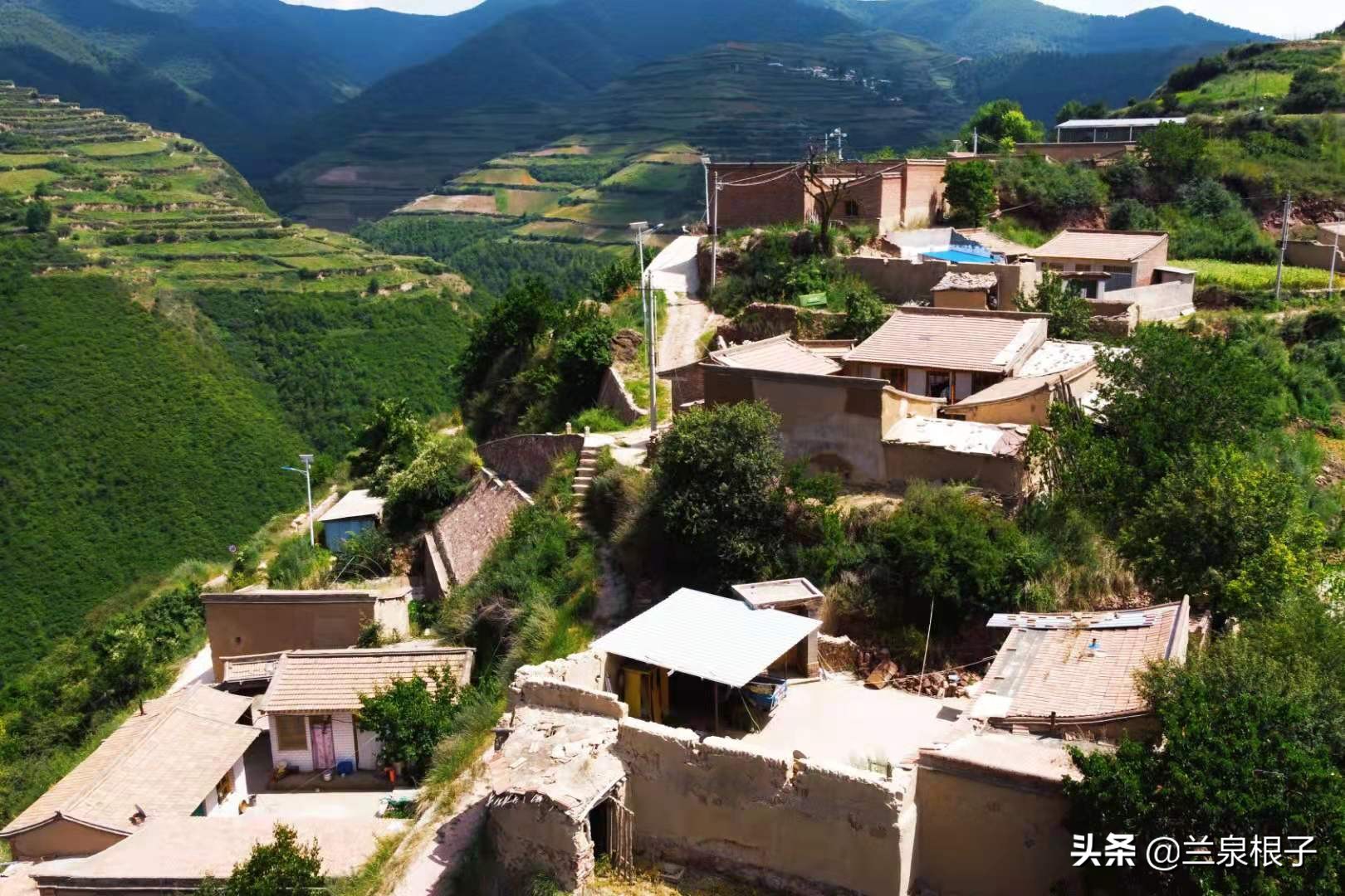 兰州南部大山深处山脊线上的美丽原野乡村沟对巴