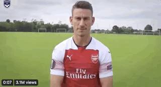 9年忠魂变身乱扔球衣的反骨仔！阿森纳为什么总和队长不欢而散？