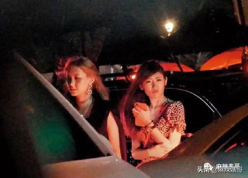 老公夜会嫩模转1万,小S却一个包背10年,这婚姻好不好她不知道?