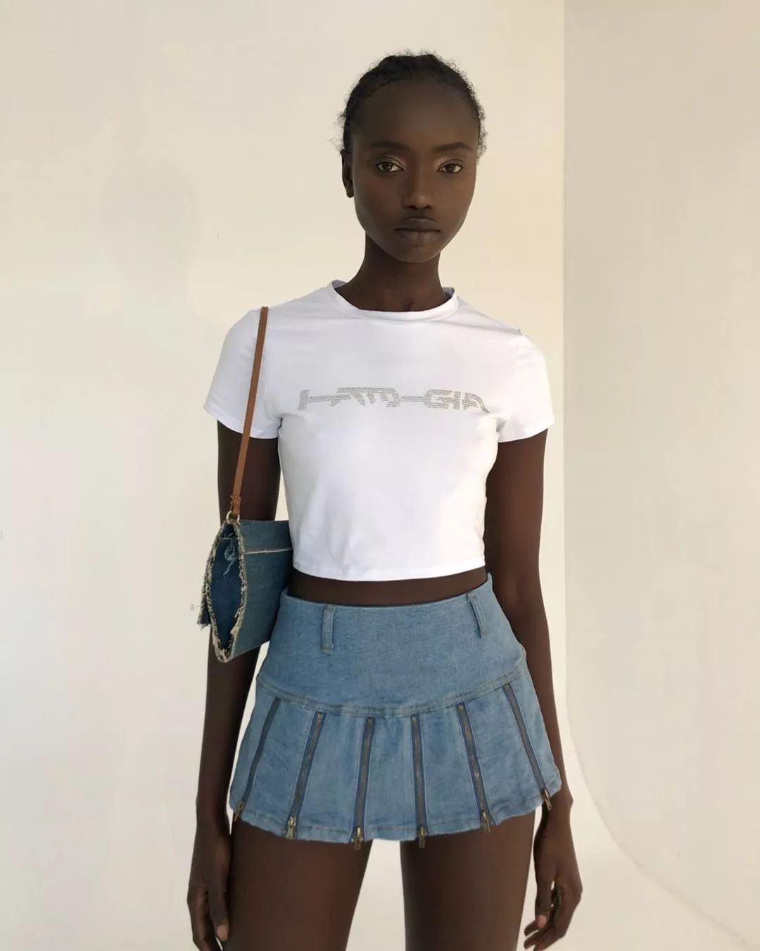 bella服装设计师跨界艺术家,bella都喜欢的工装裤