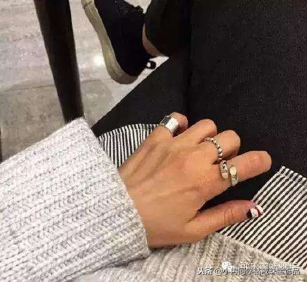 钻戒金戒指应该戴哪个手指头,钻戒和黄金戒指怎么戴一个手好看