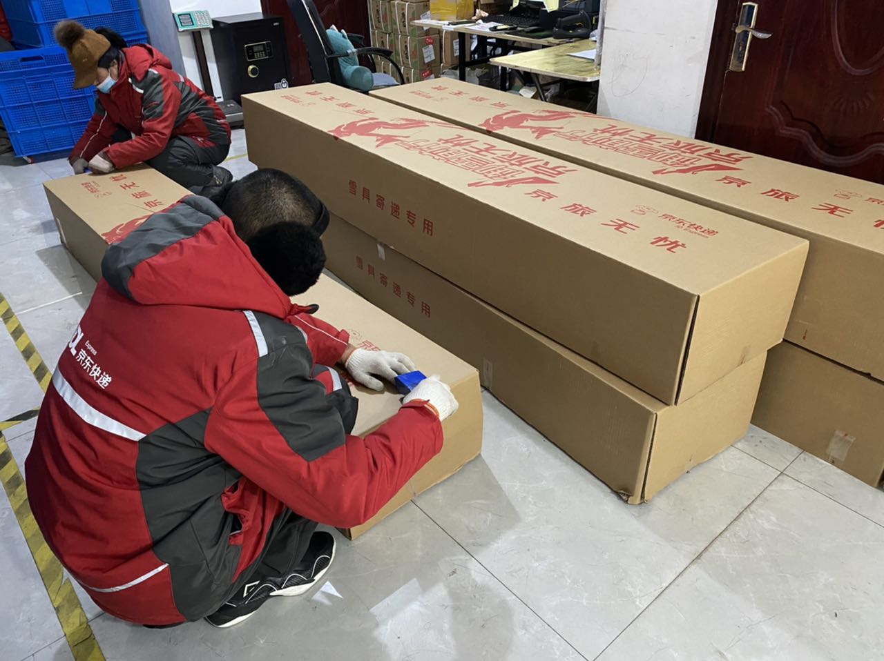 滑雪去滑雪装备集合店,滑雪自带雪具去雪场麻不麻烦