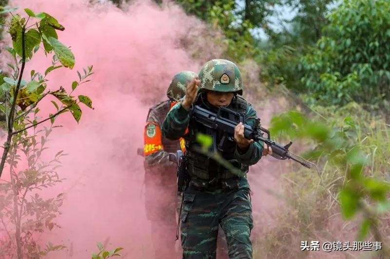 特种兵敬礼动态图,迷彩服军人背面敬礼照片