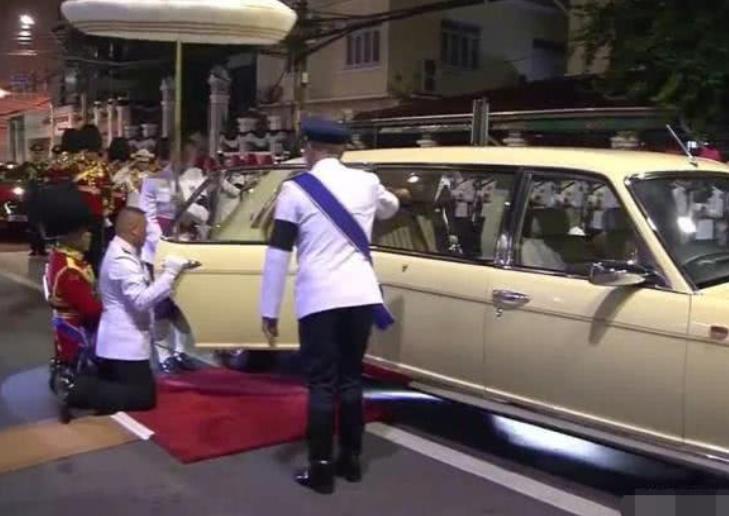 泰王下跪视频完整版,泰王下跪磕头