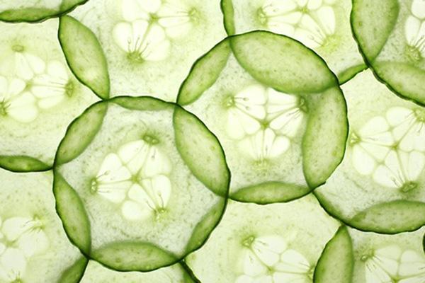 黄瓜切片敷脸辟谣,黄瓜敷脸有补水的效果吗