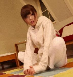 这只鹦鹉一直以为他是一只猴，所以每天都在重复做这个动作