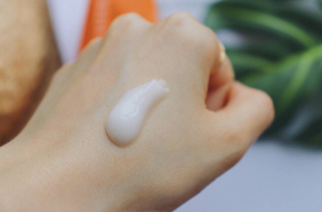 晒后皮肤疼如何快速修复,晒伤后出的晒痕如何处理