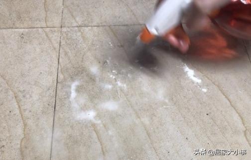 厨房地砖很粘怎么清理,厨房地砖油腻清理方法